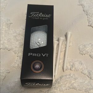 Titleist Pro V1 Golf Balls with White Tees